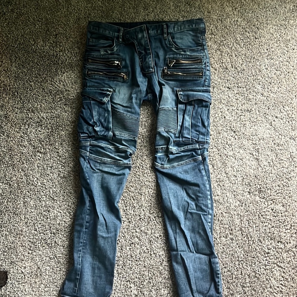 Length is about a 33-34. Zipper is broken but unnoticeable as seen in picture.